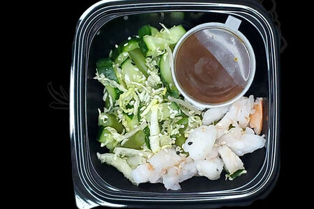 Салат с креветками, стручковой фасолью и огурцом с паназиатской заправкой