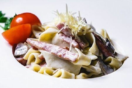 Феттуччине с ветчиной и грибами