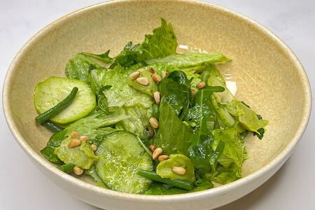 Зеленый салат с мятым авокадо