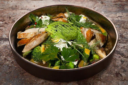 Большой зеленый салат и страчателла с куриной грудкой