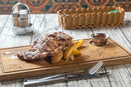 Большая свиная отбивная