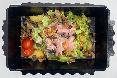 Теплый салат с бужениной, бейби картофелем и луком пай