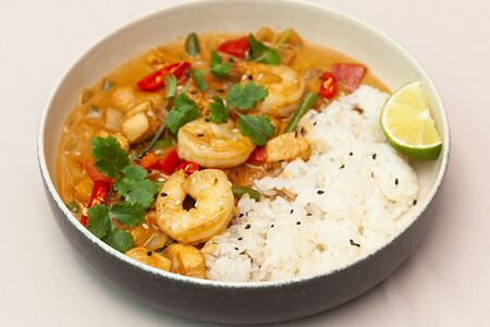 Тайский желтый карри с креветками и ананасом