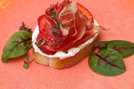 Пинчос с хамоном и клубникой