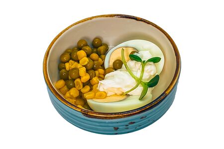 Яйцо под майонезом с гарниром