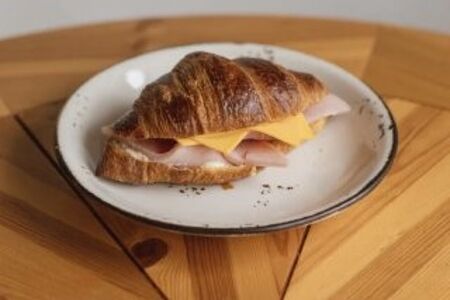 Круассан с ветчиной и сыром 