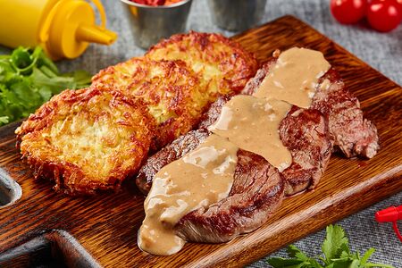 Говяжьи медальоны и хашбраун