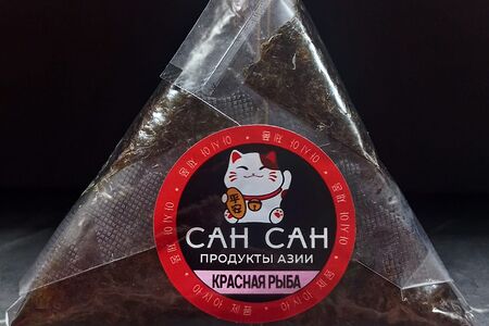Онигири с красной рыбой