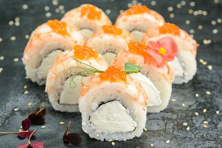 В креветке с красной икрой