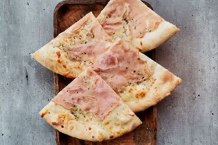 Фокачча с ветчиной и моцареллой