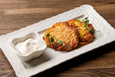 Картофельные драники со сметаной