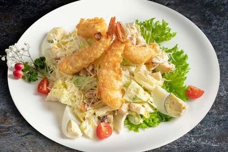 Салат Цезарь с креветками темпура