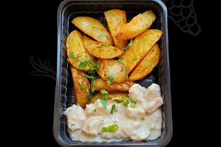 Запеченный картофель с куриным филе в сливочном соусе