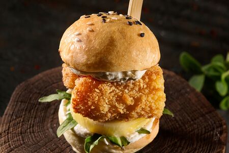 10 мини-бургеров с хрустящим сыром моцарелла, спелым ананасом под сырным муссом