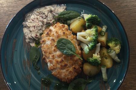 Котлета пожарская с овощами и сливочно-грибным соусом