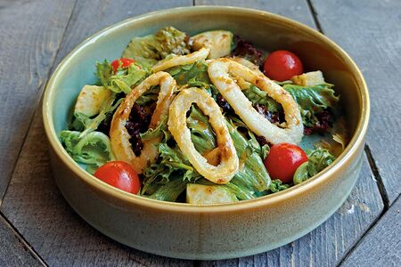 Салат с кальмарами и цукини