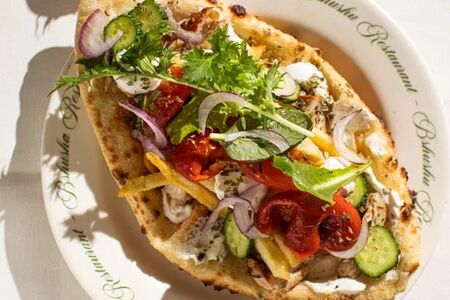 Гирос с бедром цыпленка маринованным в йогурте и овощами