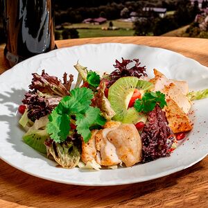 Салат с цыпленком, кунжутной заправкой и киви