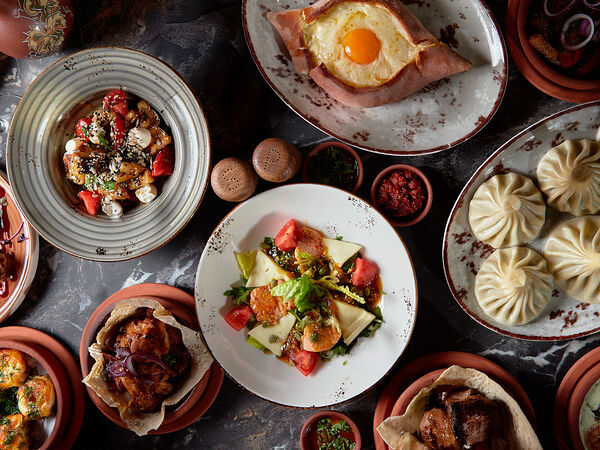 Есть хинкали пить вино