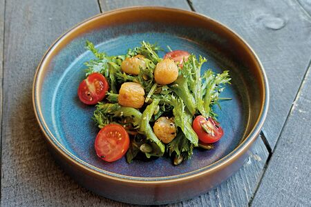 Салат с гребешком и манго, чили