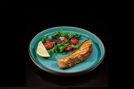 Стейк лосося с миксом салата