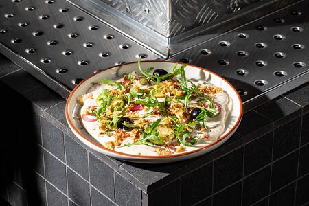 Окорок тонатто, рукола, крутоны