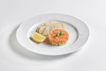 Тартар из лосося с огурцом