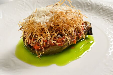 Печёный баклажан с подкопченным тартаром изи говядины с пармезаном