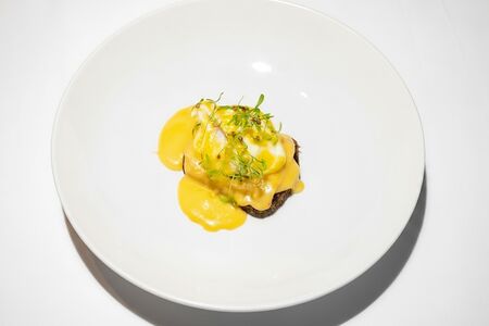 Яйцо Бенединкт со слабосоленой форелью