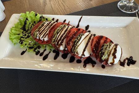 Моцарелла с помидорами