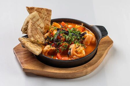 Шакшука с тигровыми креветками 