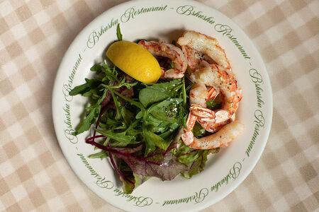 Креветки из печи с зеленым салатом