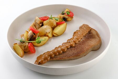 Говяжий язык под соусом пеппер 