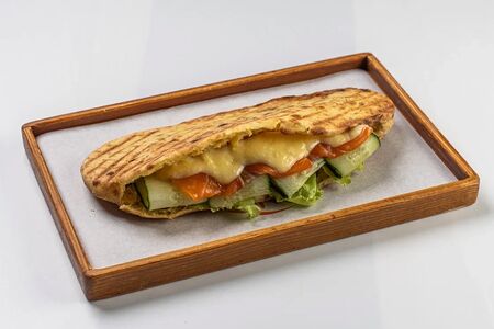 Пита со слабосоленым лососем, творожным сыром и голландским соусом