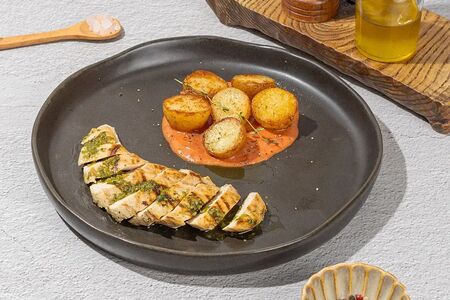 Томленая куриная грудка с песто