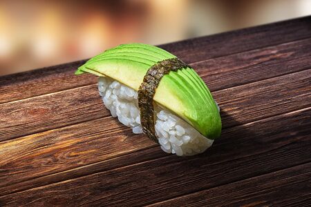 Суши с авокадо