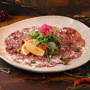 Карпаччо с пармезаном и соусом пиросмани