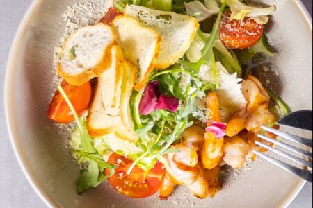 Салат Цезарь с креветками