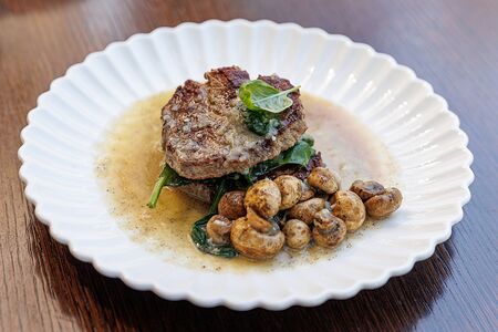 Медальоны из говяжьей вырезки с шпинатом и трюфельным соусом