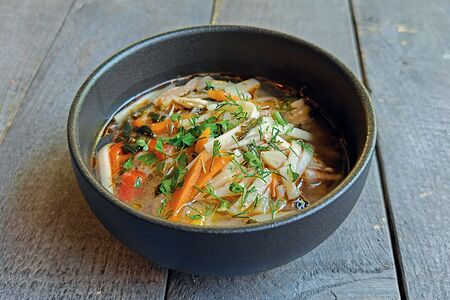 Пряный суп с цыпленком и домашней лапшой 