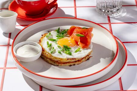 Драник с лососем и глазуньей 