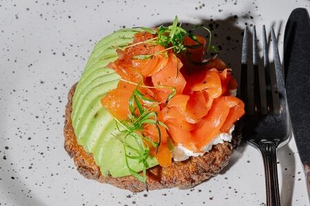 Авокадо-тост с лососем на хэшбрауне из сезонных овощей