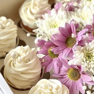 5 кексов и композиция цветов