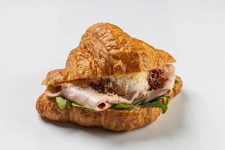 Круассан с мортаделлой и соусом песто