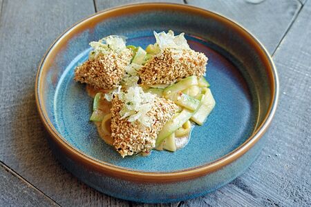 Запеченые кусочки форели в кунжуте и с пастой из цукини