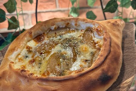 Лодочка с пряной грушей и сыром дорблю