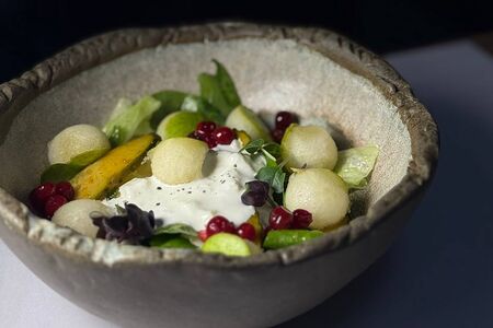 Салат с грушей и страчателлой