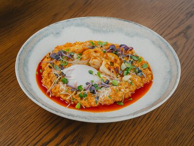 Овсяная каша с пармезаном, креветками и яйцом пашот