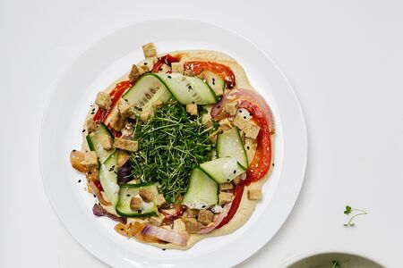 Салат на подушке из хумуса