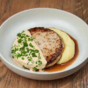 Свежеиспеченная котлета из индейки с японским соусом из печеного чеснока и картофельным пюре